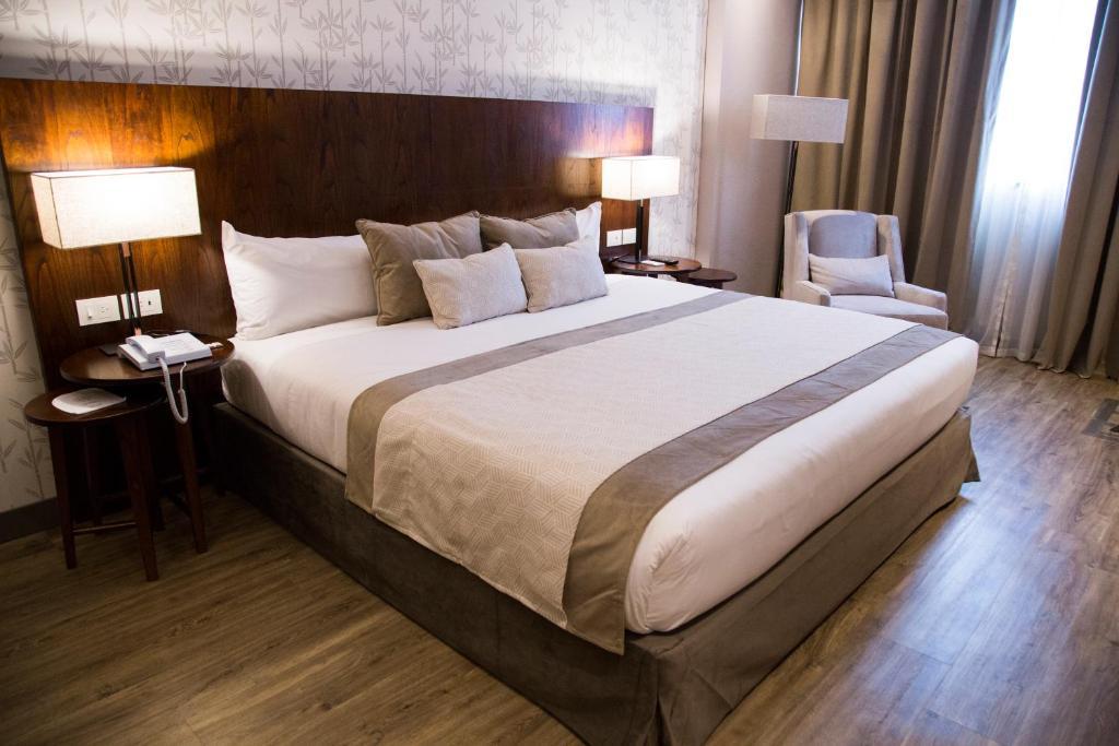 Land Plaza Hotel Bahía Blanca Buitenkant foto